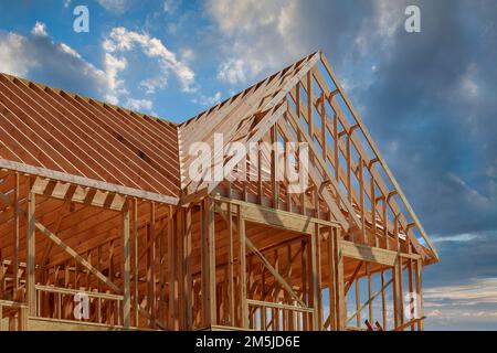 Lors de la construction d'une nouvelle poutre de toit en bois de la maison de bâton a été construite à partir d'un cadre de cadre adjacent fait de fermes. Banque D'Images