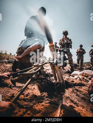 ÉTATS-UNIS Les soldats de l'armée, affectés au 4th Bataillon, 23rd Régiment d'infanterie, 2nd Brigade combat Team, 2nd Division d'infanterie, ont tiré un mortier de M224 60mm pendant le Hanuman Guardian 22 à Lopuri, Royaume de Thaïlande, 20 mars 2022. HG 22 offre aux États-Unis et à la RTA un lieu pour faire progresser l'interopérabilité et accroître la capacité des partenaires dans la planification et l'exécution des opérations complexes et réalistes de la force multinationale et de la force opérationnelle combinée. Banque D'Images