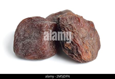 Abricots entiers séchés au soleil avec des pierres. Isolé sur fond blanc. Banque D'Images