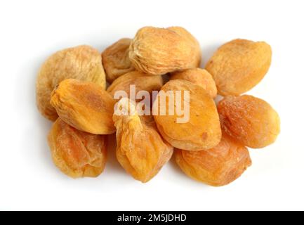 Abricots entiers séchés au soleil avec des pierres. Isolé sur fond blanc. Banque D'Images