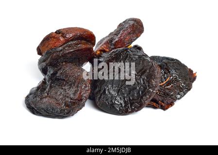 Abricots entiers séchés au soleil sans pierres. Isolé sur fond blanc. Banque D'Images