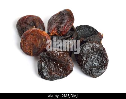 Abricots entiers séchés au soleil sans pierres. Isolé sur fond blanc. Banque D'Images