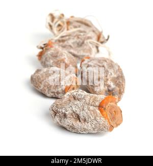 Persimmons orientaux séchés entiers isolés sur fond blanc. Banque D'Images