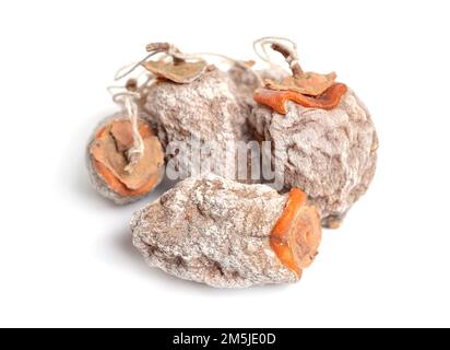 Persimmons orientaux séchés entiers isolés sur fond blanc. Banque D'Images