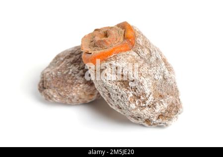 Persimmons orientaux séchés entiers isolés sur fond blanc. Banque D'Images