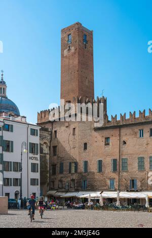 Piazza Sordello Mantua, vue en été de l'angle sud-ouest de la Piazza Sordello montrant l'époque médiévale Torre della Gabbia, Mantua, Italie Banque D'Images