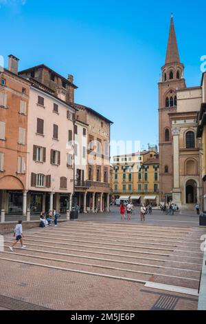 Mantoue Italie, vue sur la Piazza delle Erbe une place entourée de bâtiments Renaissance dans le centre historique de la ville de Mantoue, Lombardie Italie Banque D'Images