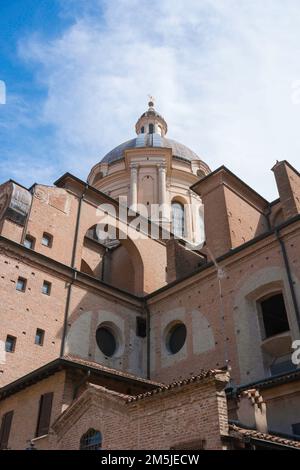 Architecture de l'église Renaissance, vue sur une section du coin nord-ouest de l'immense basilique de Sant'Andrea (1472) à Mantoue, Lombardie, Italie Banque D'Images