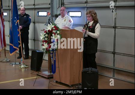 Mary Olczyk (à droite) fait ses remarques à l'occasion de l'anniversaire de 40th de l'écrasement d'avion du KC-135 au-dessus du lac Wonder, dans l'Illinois, au 19 mars 2022. Mme Olczyk est la conjointe des États-Unis Réserviste de la Force aérienne qui a péri dans l'accident qui a coûté la vie à 27 réservistes et à des membres de la Garde nationale aérienne de l'Illinois. Banque D'Images