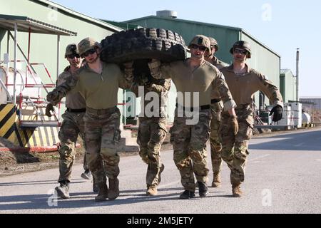 Des soldats de la Compagnie Charlie, 1st Bataillon, 149th Régiment d'infanterie concourent en Grande-Bretagne "charge de la Brigade légère" arme à feu d'équipe à Camp Novo Selo, Kosovo, 19 mars 2022. L'événement a été organisé par « les Royal Lanciers » de Grande-Bretagne. Banque D'Images