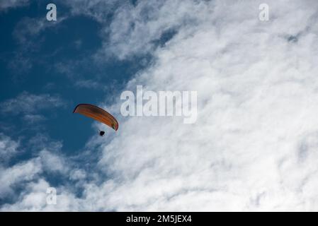 un amateur de paraplane sur la plage en vol Banque D'Images