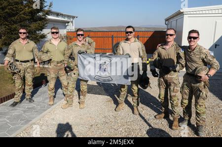 Des soldats de la Compagnie Charlie, 1st Bataillon, 149th Régiment d'infanterie concourent en Grande-Bretagne "charge de la Brigade légère" arme à feu d'équipe à Camp Novo Selo, Kosovo, 19 mars 2022. L'événement a été organisé par « les Royal Lanciers » de Grande-Bretagne. Banque D'Images