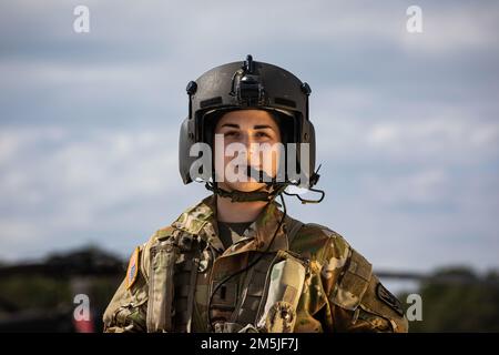 ÉTATS-UNIS Le Lt. De l'armée 1st Larissa Fluegel, pilote D'hélicoptère UH-60 Black Hawk avec la Garde nationale du New Jersey, représente un portrait sur la base interarmées McGuire-dix-Lakehurst, New Jersey, 19 mars 2022. Banque D'Images