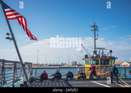 220319-N-GF955-1046 PONCE, Porto Rico – (19 mars 2022) -- marins affectés au navire de combat littoral Freedom-variant USS Billings (LCS 15), qui serrent autour d'une ligne pendant la mer et les détails de l'ancre lorsque le navire arrive à Ponce, Porto Rico pour une disponibilité de maintenance planifiée (PMAV), 19 mars 2022. Billings est déployé dans la zone d’opérations de la flotte américaine 4th afin d’appuyer la mission de la Force opérationnelle interagences conjointe Sud, qui comprend des missions de lutte contre le trafic de drogues illicites dans les Caraïbes et le Pacifique oriental. Banque D'Images