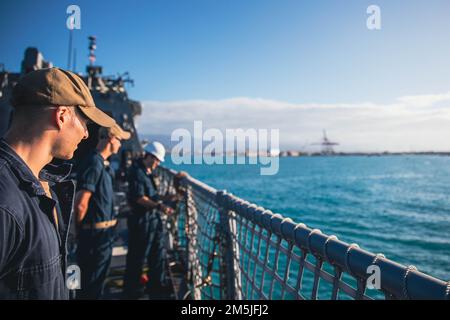 220319-N-GF955-1013 PONCE, Porto Rico - (19 mars 2022) -- les marins affectés au navire de combat littoral de la variante liberté USS Billings (LCS 15) mangent les rails pendant la mer et les détails d'ancrage quand le navire arrive à Ponce, Porto Rico pour une disponibilité de maintenance planifiée (PMAV), 19 mars 2022. Billings est déployé dans la zone d’opérations de la flotte américaine 4th afin d’appuyer la mission de la Force opérationnelle interagences conjointe Sud, qui comprend des missions de lutte contre le trafic de drogues illicites dans les Caraïbes et le Pacifique oriental. Banque D'Images