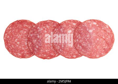 quatre tranches de saucisse de salami disposées pour créer un agencement, des tranches de saucisse de salami isolées sur fond blanc Banque D'Images