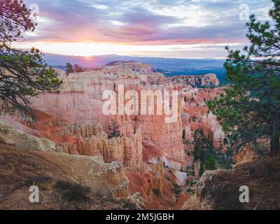 vue sur le canyon de bryce depuis le lever du soleil Banque D'Images