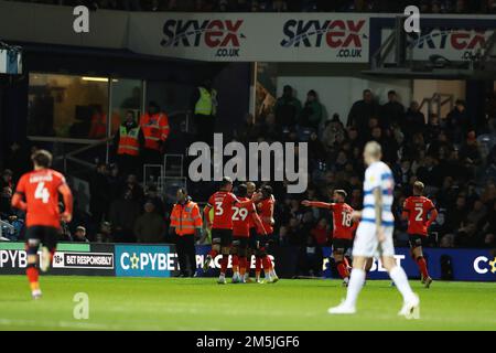 Le Carlton Morris de Luton Town (caché) célèbre après avoir marqué le premier but de ses côtés lors du match du championnat Sky Bet à Loftus Road, Londres. Date de la photo: Jeudi 29 décembre 2022. Banque D'Images