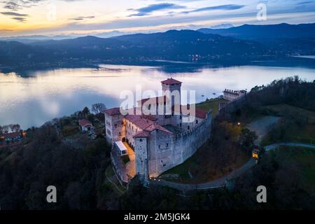 Vue sur la forteresse appelée Rocca di Angera en hiver. Angera, Lac majeur, quartier de Varèse, Lombardie, Italie. Banque D'Images
