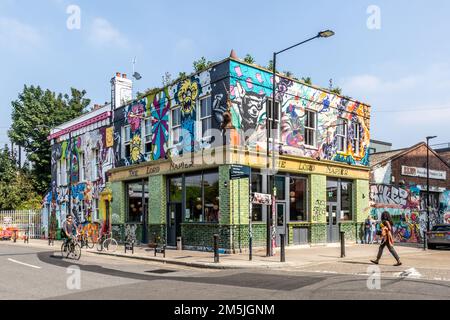 La maison publique Lord Napier Star sur White Post Lane/Hepscott Road, Hackney Wick, Londres. Rouvert et extérieur décoré par des artistes de rue bien connus Banque D'Images