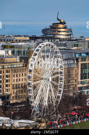 Big Ferris Wheel dans le marché de Noël, Princes Street Gardens, et St James Quarter Rooftop, Édimbourg, Écosse, Royaume-Uni Banque D'Images