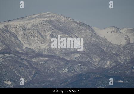 Montagne enneigée dans le nord-est de Hokkaido. Japon. Banque D'Images