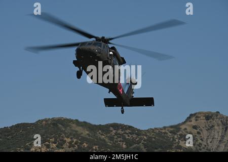 A ÉTATS-UNIS L'hélicoptère UH-60M Black Hawk de l'armée, piloté par des soldats du bataillon d'hélicoptères d'assaut 1st, 140th Aviation Regiment, de la Garde nationale de l'armée de Californie, atterrit dans un champ près du lac Irvine, 19 mars 2022, à Silverado, en Californie. Formation interagences annuelle entre la garde nationale de Californie et le département de la foresterie et de la protection contre les incendies de Californie, Banque D'Images