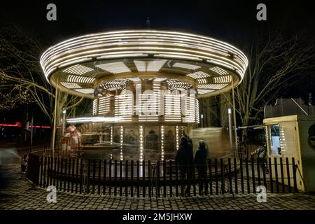 Paris, France. 25th décembre 2022. Funfair place de la Fontaine aux Lions de 1 décembre 2022 à 1 janvier 2023 dans le Parc de la Villette, Paris. Banque D'Images