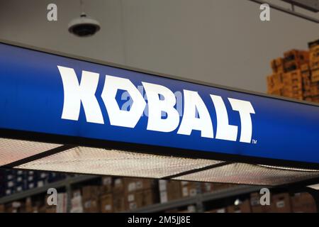 Honolulu, HI - 27 décembre 2022 : logo de marque de marque de Kobalt POWER Tools exposé dans un magasin de matériel Banque D'Images