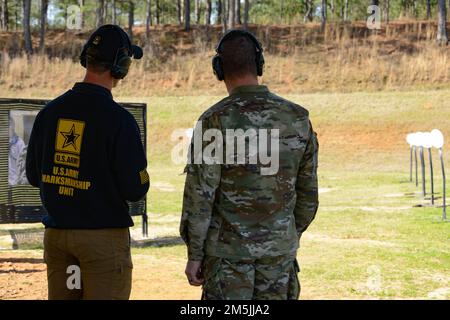 Le Sgt. 1st classe Joel Turner explique une voie multi-armes aux États-Unis Commandant de la doctrine et de l'instruction de l'Armée de terre, le Maj. Daniel T. Hendrex pendant les 2022 États-Unis Championnats de l'armée de petites armes sur 19 mars 2022 à la chaîne de Krining de fort Benning. La compétition d'une semaine, connue sous le nom de All Army, est une compétition annuelle organisée par les États-Unis Unité de la stratégie de marché de l'armée (USAMU) en collaboration avec le Centre d'excellence de la manœuvre (MCOE). Banque D'Images