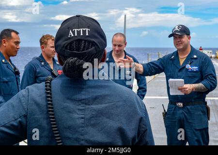 LES marins DE LA MER DES PHILIPPINES (19 mars 2022) sont informés avant qu'une équipe de formation antiterroriste ne s'involte sur le pont de vol. Green Bay, qui fait partie du groupe de grève expéditionnaire 7, ainsi que de l'unité expéditionnaire maritime (UMM) de 31st, opère dans la zone de responsabilité de la flotte américaine 7th afin d'améliorer l'interopérabilité avec les alliés et les partenaires et de servir de force de réaction prête à l'emploi pour défendre la paix et la stabilité dans la région Indo-Pacifique. Banque D'Images