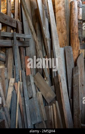 Stock de planches en bois et autres objets en bois stockés par ménage pour différents emplois de campagne. Banque D'Images