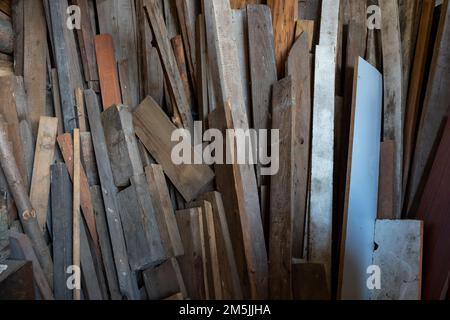 Stock de planches en bois et autres objets en bois stockés par ménage pour différents emplois de campagne. Banque D'Images