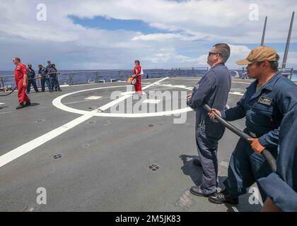 Les marins DE LA MER DES PHILIPPINES (19 mars 2022) ont simulé un tir sur le pont de vol du destroyer de missile guidé de classe Arleigh Burke USS Higgins (DDG 76) pendant un exercice. Higgins est affecté au commandant de la Force opérationnelle (CTF) 71/Destroyer Squadron (DESRON) 15, le plus grand DESRON déployé à l’avant de la Marine et la principale force de surface de la flotte américaine 7th. Banque D'Images