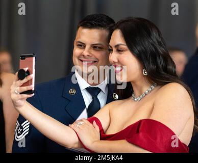 ÉTATS-UNIS Tech. De la Force aérienne Le Sgt Matthew Jarvi, 133rd escadron des forces de sécurité, et sa femme posent pour une photo à St. Paul, Minn., 19 mars 2022. Les Jarvis faisaient partie des plus de 475 aviateurs, et les invités se sont réunis à Union Depot pour célébrer le 100th anniversaire de la 133rd Escadre du transport aérien, qui est devenue la première unité de la Garde nationale aérienne reconnue par le gouvernement fédéral à 17 janvier 1921. Banque D'Images
