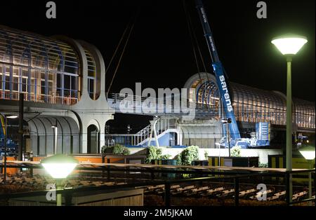 ZOETERMEER - la section temporaire du pont Nelson Mandela au-dessus du A12 est en cours d'installation. Au début de décembre, la municipalité a fermé le pont sur établi et a sauté parce qu'il y avait un risque possible d'effondrement. La raison en a été deux enquêtes sur les fissures dans la construction. ANP LEX VAN LIESHOUT pays-bas - belgique OUT Banque D'Images