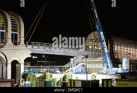 ZOETERMEER - la section temporaire du pont Nelson Mandela au-dessus du A12 est en cours d'installation. Au début de décembre, la municipalité a fermé le pont sur établi et a sauté parce qu'il y avait un risque possible d'effondrement. La raison en a été deux enquêtes sur les fissures dans la construction. ANP LEX VAN LIESHOUT pays-bas - belgique OUT Banque D'Images