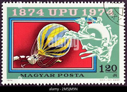 Timbre-poste annulé imprimé par la Hongrie, qui montre Hot Air Balloon, U.P.U. (Union postale universelle), Centenaire, vers 1983. Banque D'Images