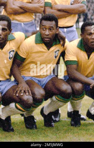 Photo du dossier datée du 19-07-1966 de Pele du Brésil. Brésil grand Pele est mort à l'âge de 82 ans, sa famille ont annoncé sur les médias sociaux. Date de publication : jeudi 29 décembre 2022. Banque D'Images