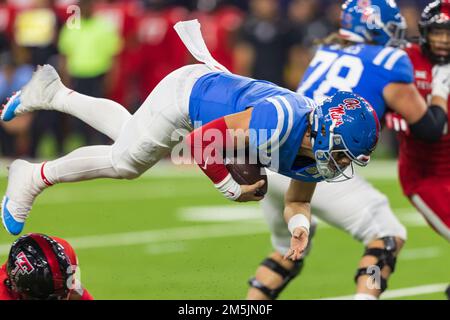 Le quarter back des rebelles OLE Miss Jaxson Dart (2) plonge dans la zone d'extrémité pour un touchdown contre les Red Raiders Tech du Texas lors de la TaxAct Texas Bow de 2022 Banque D'Images