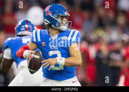 Le quarter back des rebelles OLE Miss Jaxson Dart (2) cherche à passer contre la défense des Red Raiders de Texas Tech lors du TaxAct Texas Bowl de 2022, mercredi, décembre Banque D'Images