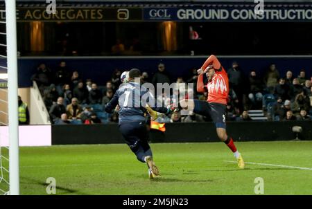 Le Carlton Morris de Luton Town (à droite) marque son deuxième but lors du match du championnat Sky Bet à Loftus Road, Londres. Date de la photo: Jeudi 29 décembre 2022. Banque D'Images