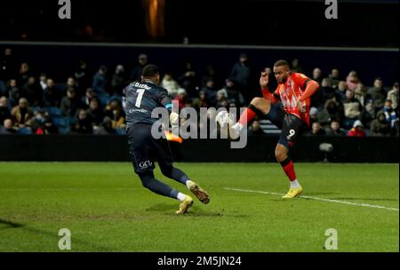 Le Carlton Morris de Luton Town (à droite) marque son deuxième but lors du match du championnat Sky Bet à Loftus Road, Londres. Date de la photo: Jeudi 29 décembre 2022. Banque D'Images