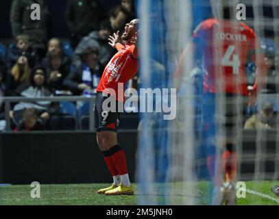 Le Carlton Morris de Luton Town célèbre son deuxième but lors du match du championnat Sky Bet à Loftus Road, Londres. Date de la photo: Jeudi 29 décembre 2022. Banque D'Images