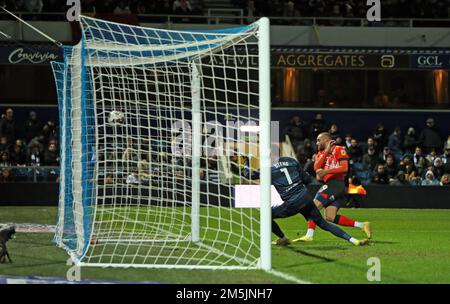 Le Carlton Morris de Luton Town (à droite) marque son deuxième but lors du match du championnat Sky Bet à Loftus Road, Londres. Date de la photo: Jeudi 29 décembre 2022. Banque D'Images