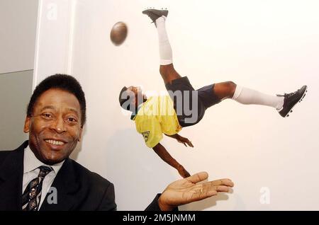 Photo du dossier datée du 09-10-2003 de la légende brésilienne du football Pele avec une photo de lui-même faisant un coup de ciseaux aériens, prise par Lord Patrick Lichfield. Brésil grand Pele est mort à l'âge de 82 ans, sa famille ont annoncé sur les médias sociaux. Date de publication : jeudi 29 décembre 2022. Banque D'Images