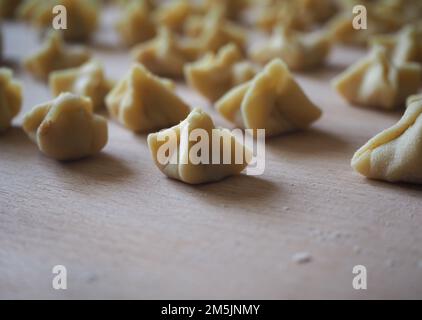 Préparer le plat traditionnel turc Mantı. Manti artisanale brute (raviolis turcs) Banque D'Images