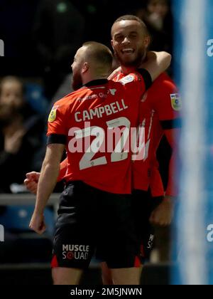 Le Carlton Morris (à droite) de Luton Town célèbre après avoir marqué son deuxième but lors du match du championnat Sky Bet à Loftus Road, Londres. Date de la photo: Jeudi 29 décembre 2022. Banque D'Images