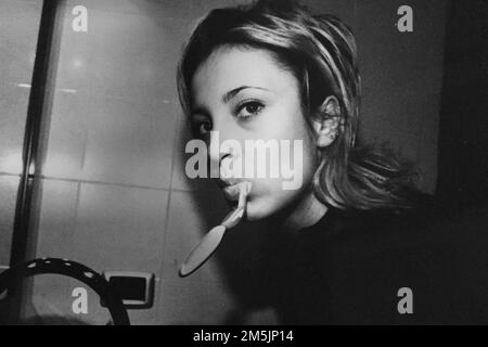 Portrait d'une femme ordinaire dans la salle de bains Banque D'Images
