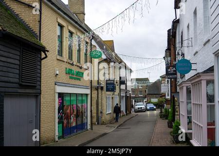 Décorations de Noël suspendues dans une petite rue dans un quartier commerçant de Saffron Walden, Essex, Royaume-Uni Banque D'Images